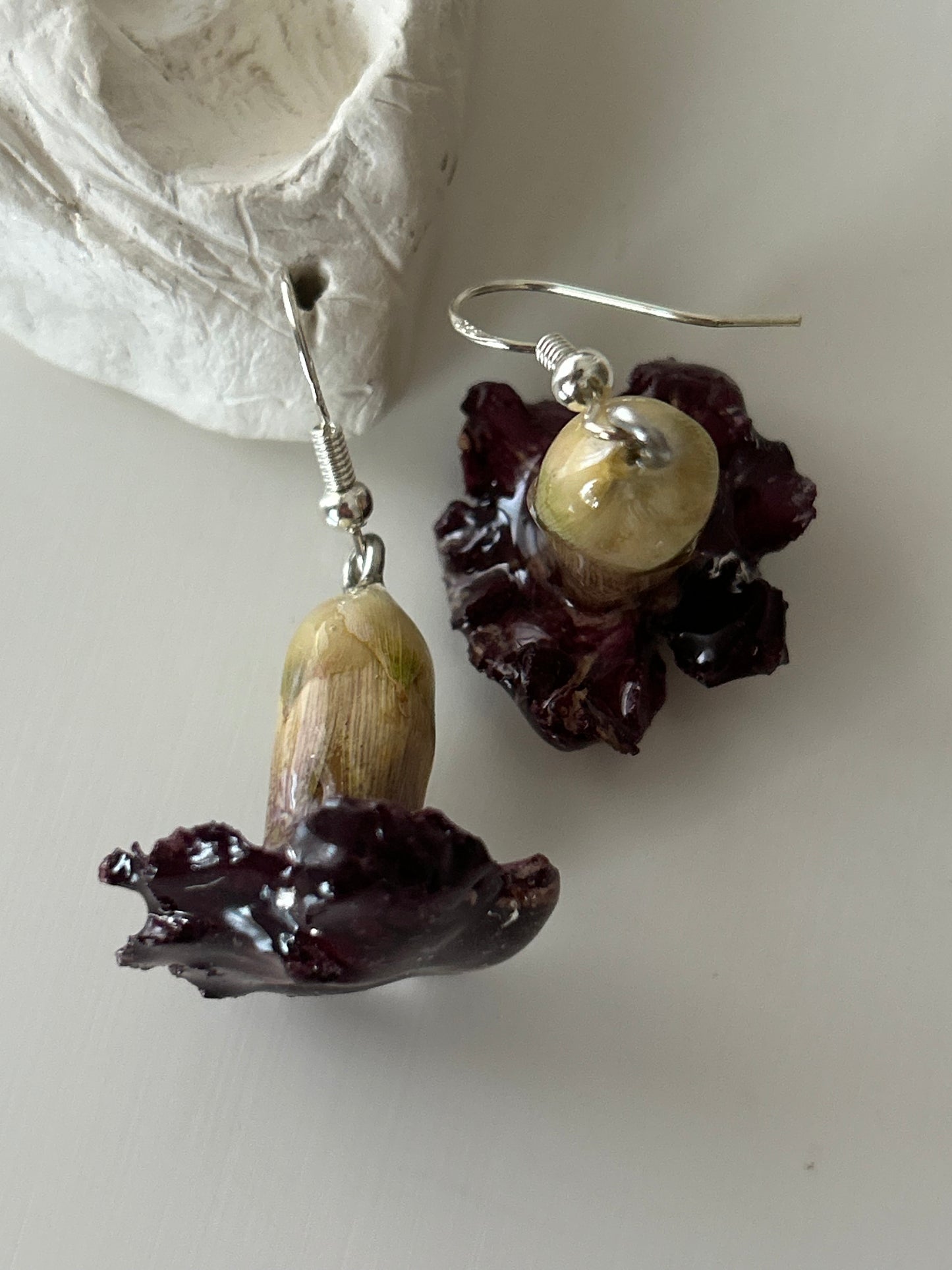 brincos cravinas vermelhas