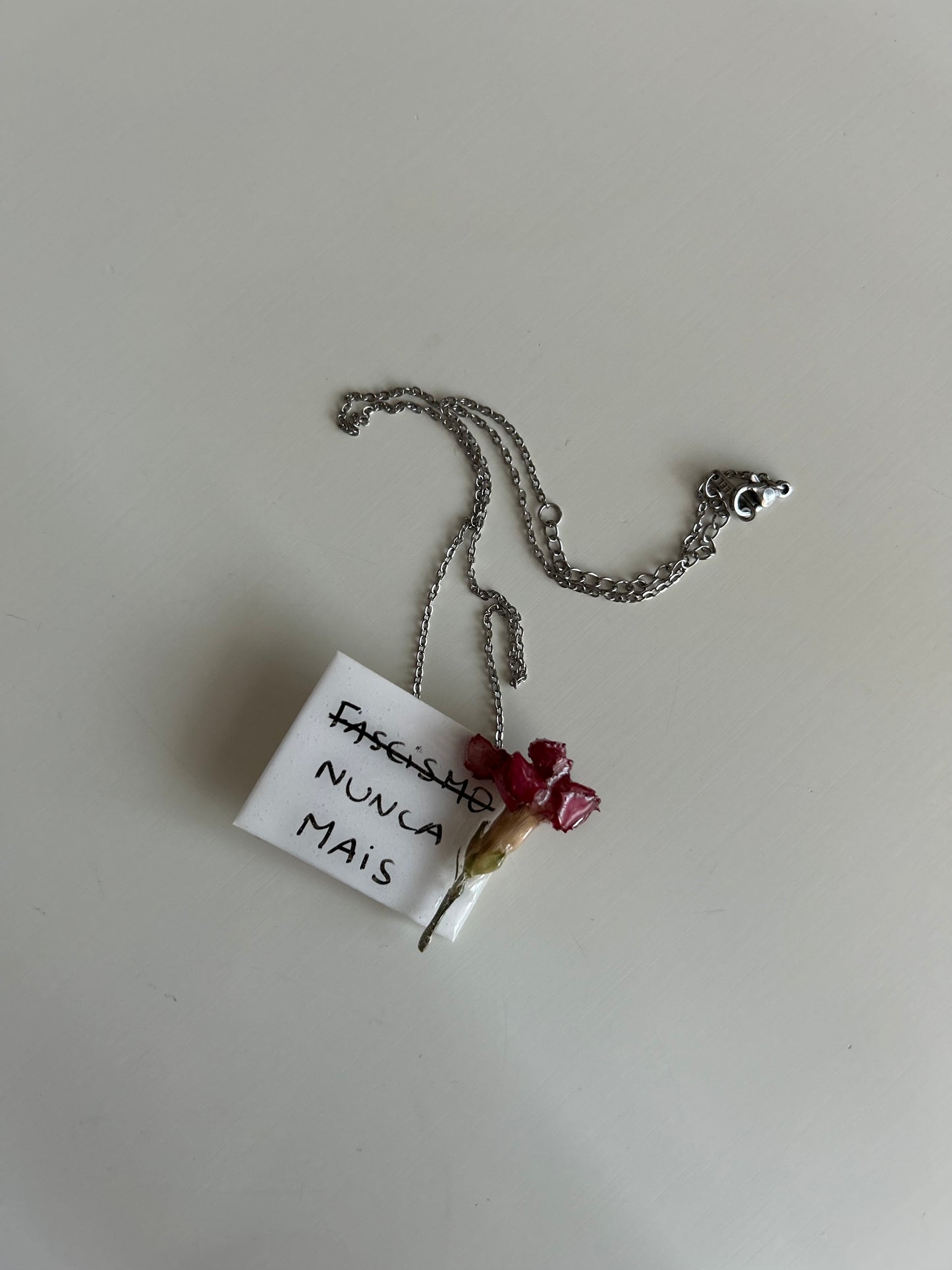 colar mini cravo + frase