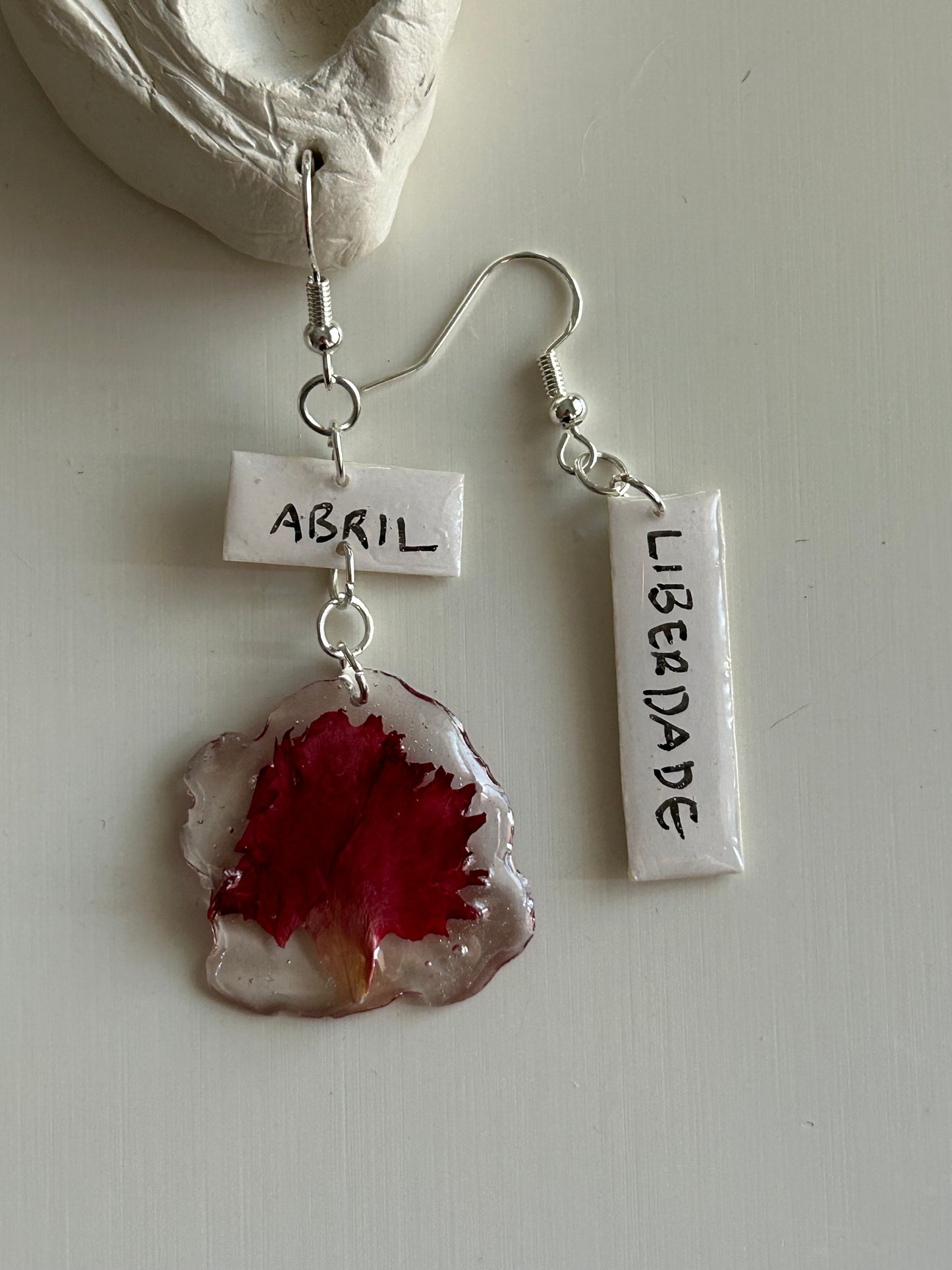 brincos abril + liberdade