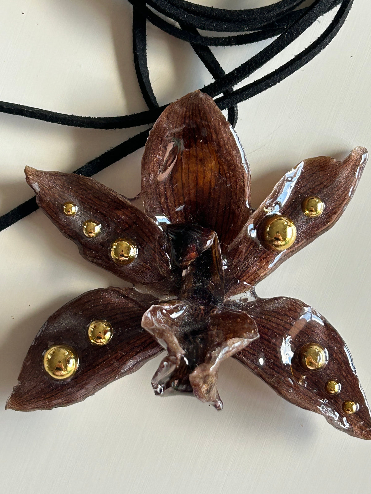 cym orchid choker
