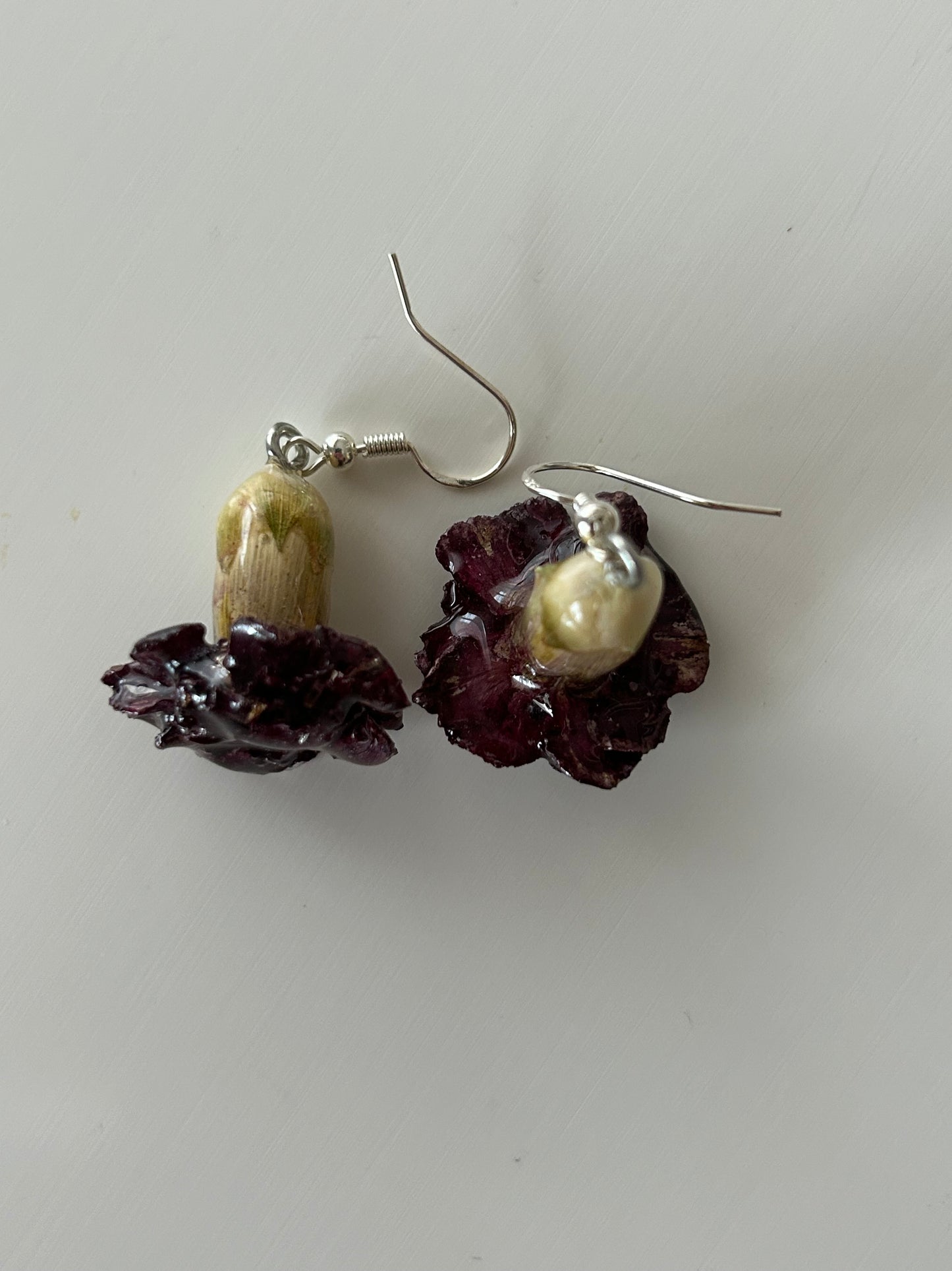 brincos cravinas vermelhas