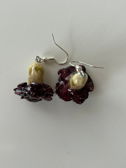 brincos cravinas vermelhas