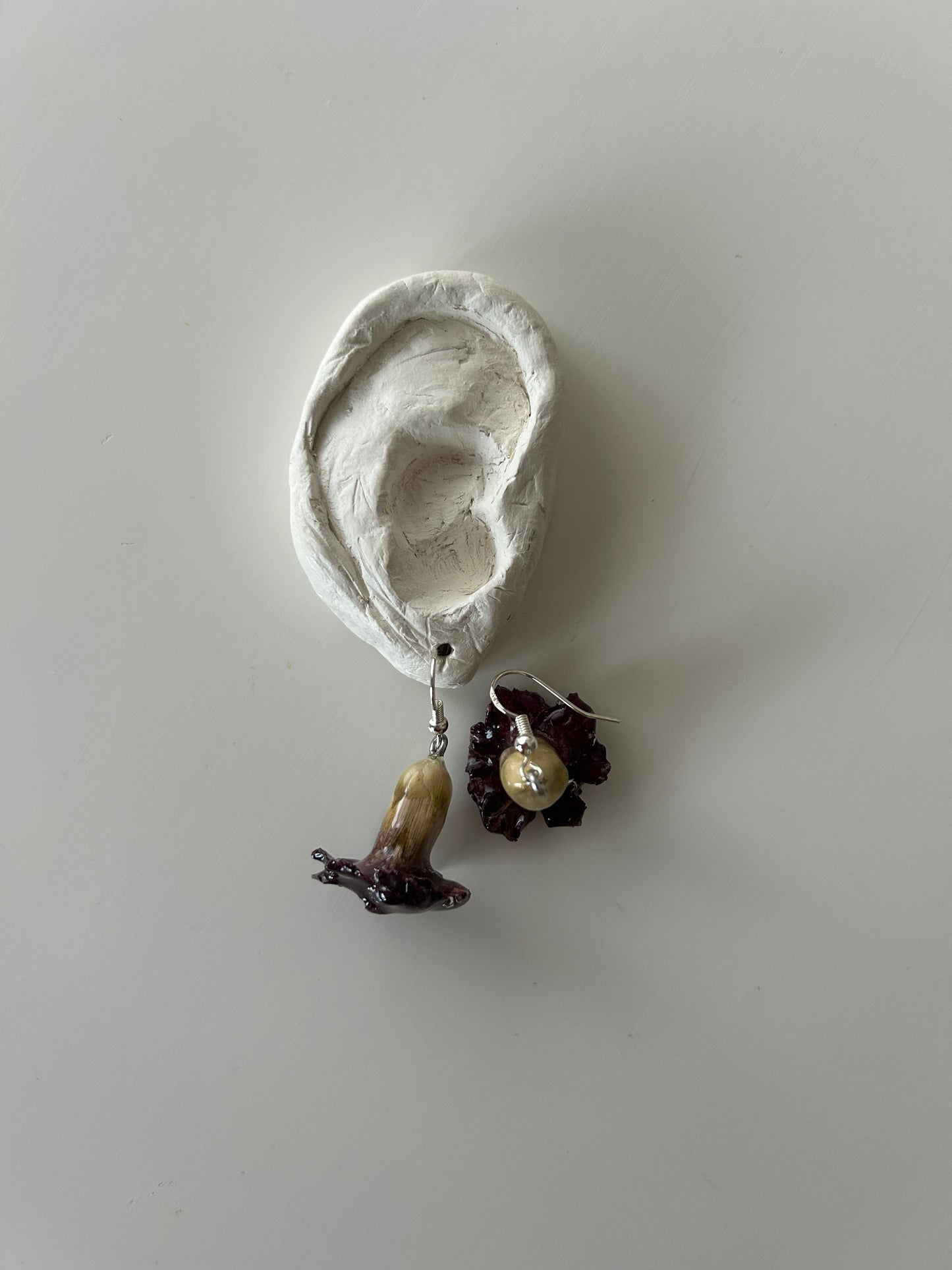 brincos cravinas vermelhas